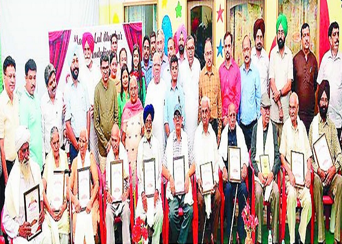 ਬਜ਼ੁਰਗਾਂ ਦਾ ਸਨਮਾਨ ਭੁੱਲ ਰਹੀ ਹੈ ਨੌਜਵਾਨ ਪੀੜ੍ਹੀ : ਵਿਜੇ ਚੋਪੜਾ