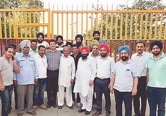 ਪਟਵਾਰੀਆਂ ਦੀ ਹੜਤਾਲ ਦਾ ਤਮਾਸ਼ਾ ਦੇਖ ਰਹੀ ਹੈ ਕਾਂਗਰਸ ਸਰਕਾਰ