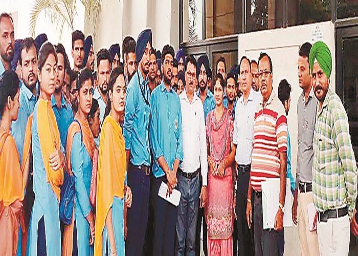 ਕਮਿਸ਼ਨਰ ਨੇ ਸੁਣੀਆਂ ਹੜਤਾਲੀ ਮੁਲਾਜ਼ਮਾਂ ਦੀਆਂ ਸਮੱਸਿਆਵਾਂ