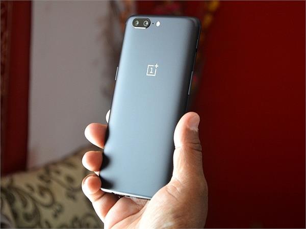 oneplus 5 smartphone received oxygenos 4 5 11 update