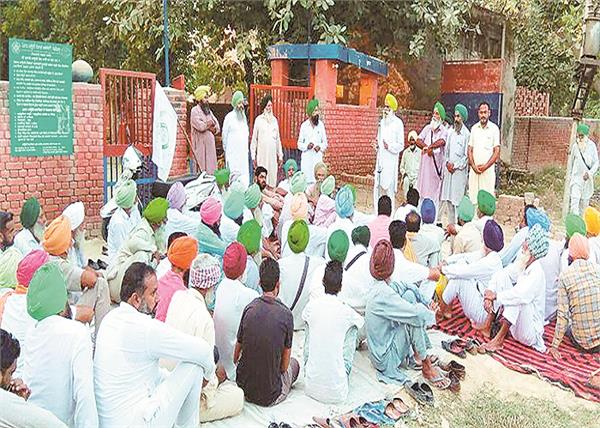 villagers and kisan union held dharna before police station