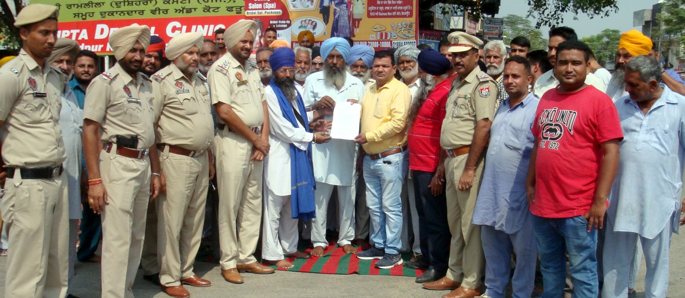 ਪਰਾਲੀ ਨਾ ਸਾੜਨ ਦੇ ਵਿਰੋਧ ''ਚ ਕਿਸਾਨਾਂ ਵੱਲੋਂ ਧਰਨਾ