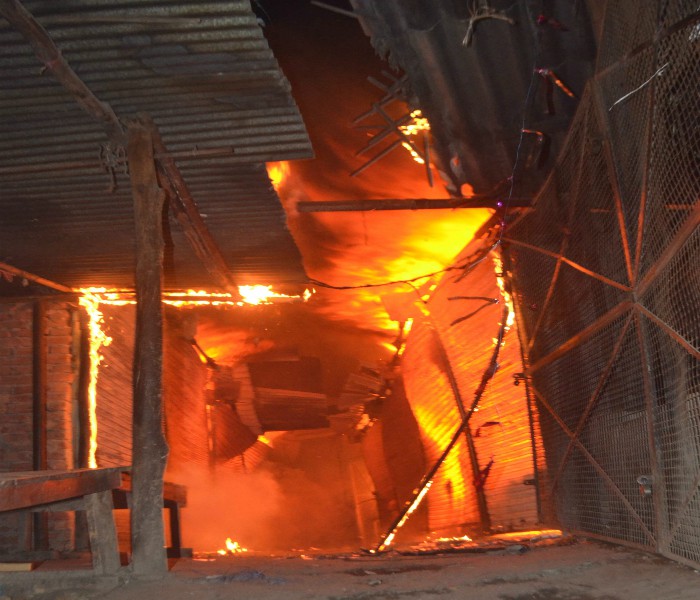 ਦੀਵਾਲੀ ਮੌਕੇ 18 ਥਾਵਾਂ ''ਤੇ ਅੱਗ ਨੇ ਮਚਾਈ ਤਬਾਹੀ, ਦੇਖੋ ਘਟਨਾਵਾਂ ਦੀਆਂ ਤਸਵੀਰਾਂ