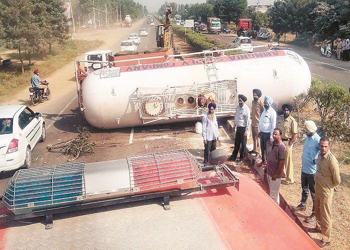ਅਮੋਨੀਆ ਗੈਸ ਨਾਲ ਭਰਿਆ ਟੈਂਕਰ ਹਾਈਵੇਅ ''ਤੇ ਪਲਟਿਆ, 5 ਘੰਟੇ ਲੱਗਾ ਰਿਹਾ ਭਾਰੀ ਜਾਮ