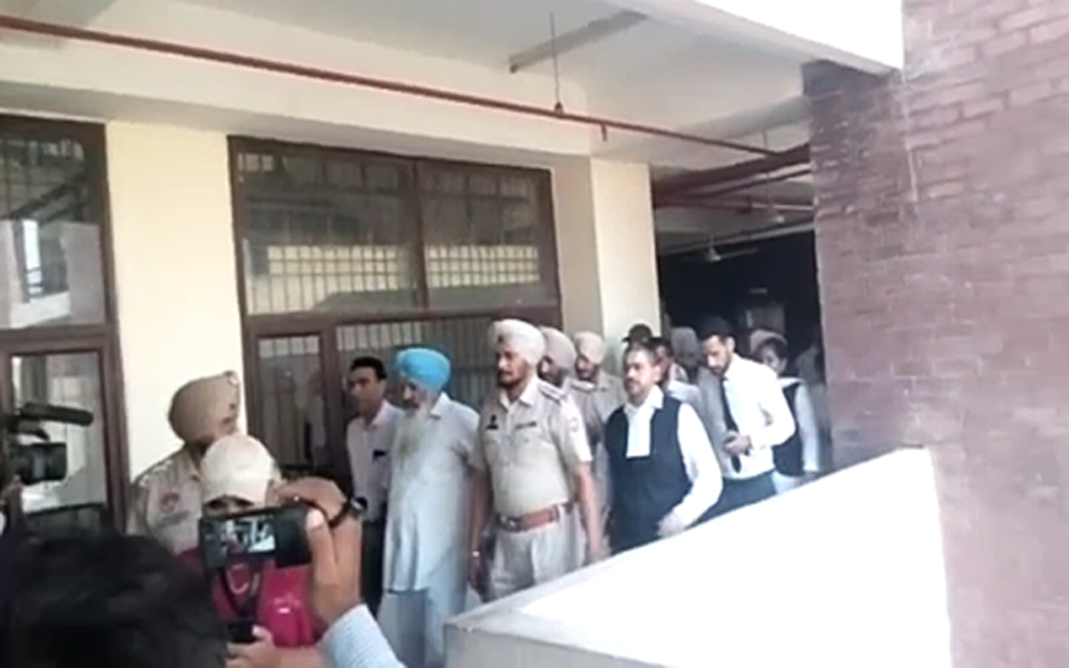 ਪੁਲਸ ਵਲੋਂ ਸੁੱਚਾ ਸਿੰਘ ਲੰਗਾਹ ਅਦਾਲਤ ''ਚ ਪੇਸ਼, 14 ਦਿਨਾਂ ਦੇ ਜੁਡੀਸ਼ੀਅਲ ਰਿਮਾਂਡ ''ਤੇ ਭੇਜਿਆ