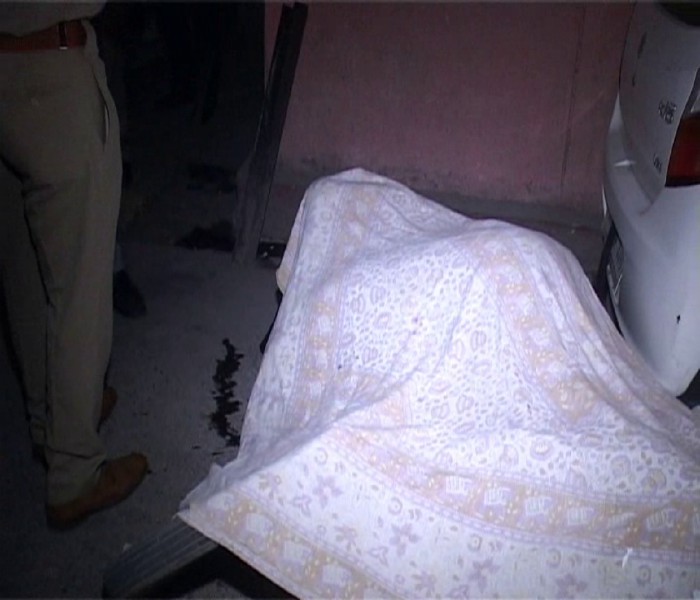 ਅੰਮ੍ਰਿਤਸਰ ''ਚ ਵਾਪਰੀ ਗੈਂਗਵਾਰ ਦੀ ਘਟਨਾ, ਗੈਂਗਸਟਰ ਦੇ ਪੁਲਸੀਏ ਪਿਤਾ ਨੂੰ ਸ਼ਰੇਆਮ ਗੋਲੀਆਂ ਨਾਲ ਭੁੰਨਿਆ  (ਤਸਵੀਰਾਂ)