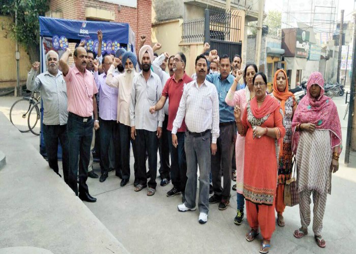 ਬੀ. ਐੱਸ. ਐੱਨ. ਐੱਲ. ਸਟਾਫ਼ ਨੇ ਮੰਗਾਂ ਨੂੰ ਲੈ ਕੇ ਕੀਤੀ ਰੋਸ ਰੈਲੀ