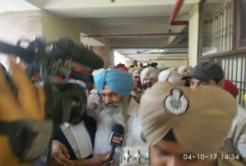 ਸੁੱਚਾ ਸਿੰਘ ਲੰਗਾਹ ਵਲੋਂ ਗੁਰਦਾਸਪੁਰ ਅਦਾਲਤ ਵਿਚ ਆਤਮ ਸਮਰਪਣ (ਤਸਵੀਰਾਂ)