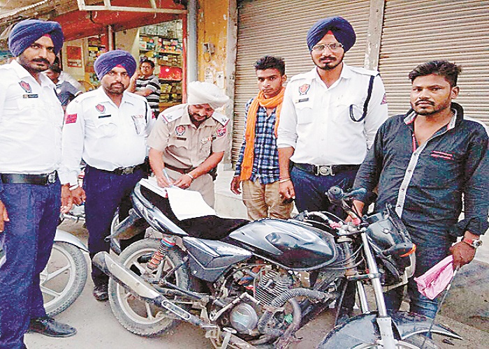 ਨਾਕਾਬੰਦੀ ਦੌਰਾਨ 22 ਵਾਹਨਾਂ ਦੇ ਕੱਟੇ ਚਲਾਨ ; 2 ਕੀਤੇ ਥਾਣੇ ''ਚ ਬੰਦ