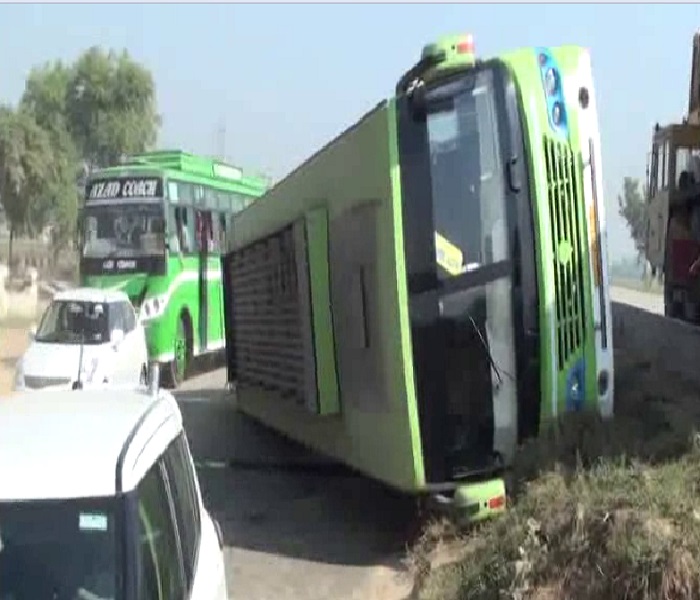 ਜਲੰਧਰ: ਬ੍ਰੇਕ ਨਾ ਲੱਗਣ ਕਾਰਨ ਹਾਈਵੇਅ ''ਤੇ ਪਲਟੀ ਬੱਸ, ਵਾਲ-ਵਾਲ ਬਚੀਆਂ ਸਵਾਰੀਆਂ