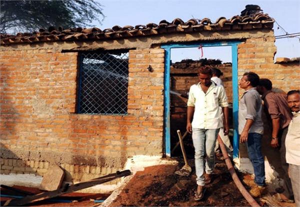 ਦਰਦਨਾਕ ਹਾਦਸਾ : ਘਰ ''ਚ ਲੱਗੀ ਅੱਗ ਦੌਰਾਨ 3 ਮਾਸੂਮਾਂ ਸਮੇਤ ਮਾਂ ਦੀ ਮੌਤ