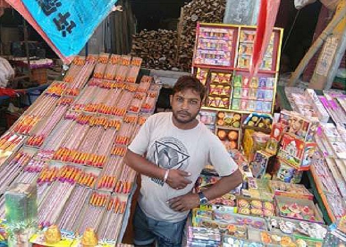 ਪਾਬੰਦੀ ਤੋਂ ਬਾਅਦ ਵੀ ਰਿਹਾਇਸ਼ੀ ਇਲਾਕੇ ਅੰਦਰ ਵੱਡੀ ਗਿਣਤੀ ''ਚ ਸਟਾਲਾਂ ਲਗਾ ਕੇ ਵੇਚੇ ਪਟਾਕੇ