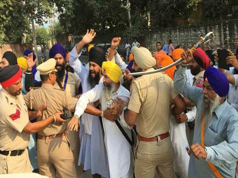 ਸਿੱਖ ਨੌਜਵਾਨ ਵਲੋਂ ਸੁੱਚਾ ਸਿੰਘ ਲੰਗਾਹ ''ਤੇ ਕ੍ਰਿਪਾਨ ਨਾਲ ਹਮਲਾ (ਤਸਵੀਰਾਂ)