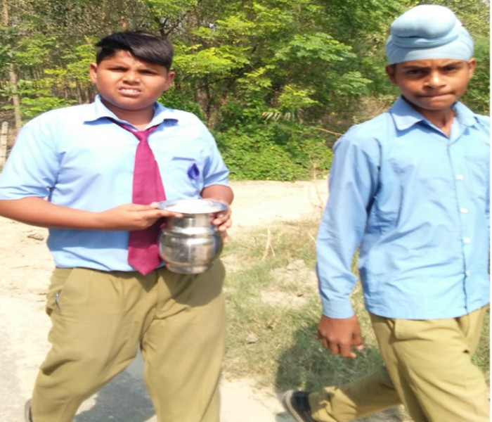 ਅਸੀਂ ਤਾਂ ਆਂਟੀ ਲਈ ਲੱਸੀ ਲੈ ਕੇ ਚੱਲੇ ਹਾਂ