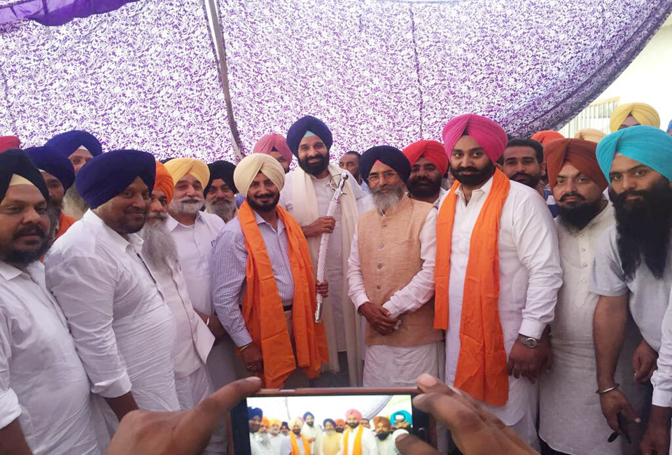 ਕਾਂਗਰਸੀ ਵਿਧਾਇਕ ਸੁਖਜਿੰਦਰ ਸਿੰਘ ਰੰਧਾਵਾ ਦਾ ਭਰਾ ਅਤੇ ਭਤੀਜਾ ਅਕਾਲੀ ਦਲ ''ਚ ਸ਼ਾਮਲ