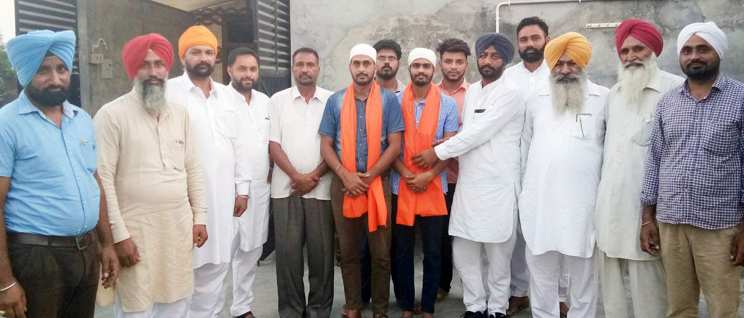 3 ਪਿੰਡਾਂ ਦੇ ਸਰਪੰਚਾਂ ਤੇ ਬਲਾਕ ਸੰਮਤੀ ਮੈਂਬਰ ਸਮੇਤ ਵੱਖ-ਵੱਖ ਸ਼ਖਸੀਅਤਾਂ ਨੇ ਕੀਤਾ ਸਨਮਾਨਿਤ