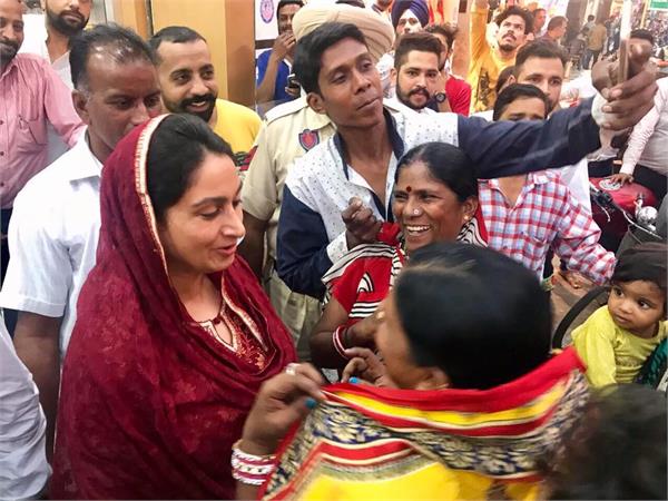 sukhbir badal ne harsimrat sane khade chat te golgappe