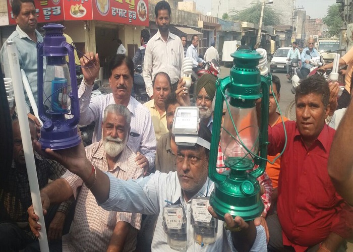 ਬਿਜਲੀ ਦੇ ਵਧੇ ਰੇਟਾਂ ਤੋਂ ਨਾਰਾਜ਼ ਸਿਰ 'ਤੇ ਮੀਟਰ ਤੇ ਹੱਥਾਂ 'ਚ ਲਾਲਟੇਨਾਂ ਲੈ ਕੇ ਨਿਕਲੇ ਲੋਕ