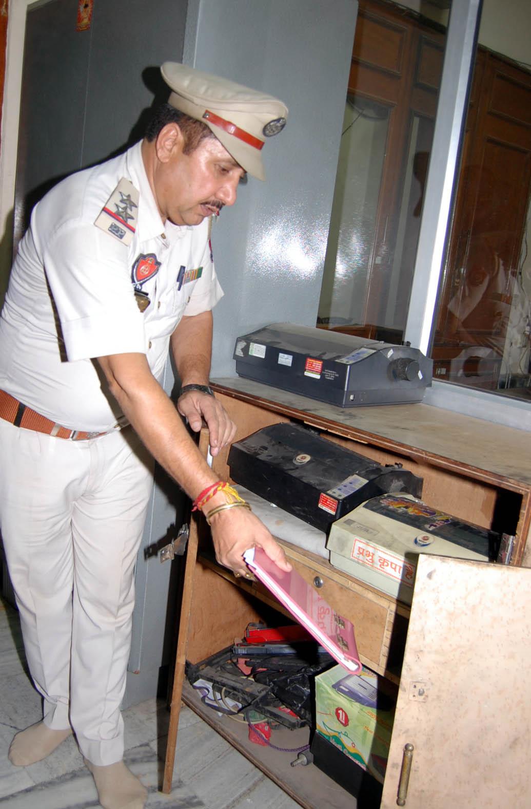 6 lakhs stolen from durgiana temple  employees arrested with 20 31 lac cash