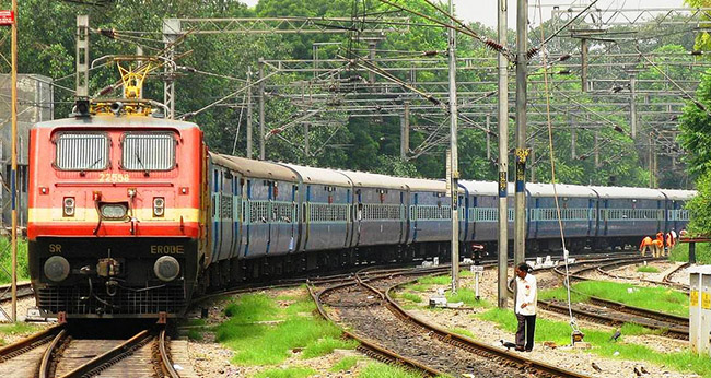 ਰੇਲਵੇ ਟ੍ਰੈਕ ''ਤੇ ਆਪਸੀ ਗੱਲਾਂ ਕਰਨ ''ਚ ਇੰਨੇ ਮਸ਼ਰੂਫ ਸਨ 3 ਦੋਸਤ ਕਿ ਵਾਪਰ ਗਿਆ ਇਹ ਹਾਦਸਾ