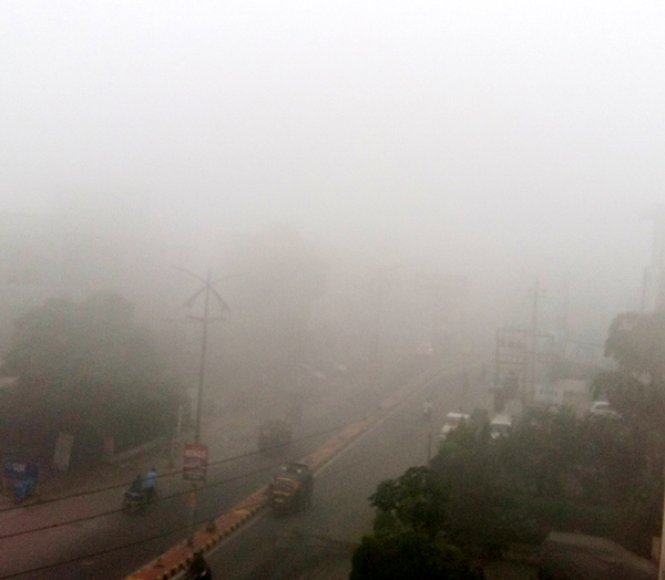 ਪ੍ਰਦੂਸ਼ਿਤ ਧੂੰਏਂ ਤੇ ਕੋਹਰੇ ਨੂੰ ਲੈ ਕੇ ਲੋਕਾਂ ''ਚ ਦਹਿਸ਼ਤ ਦਾ ਮਾਹੌਲ