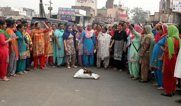 anganwadi workers blasted the chief minister  s effigy