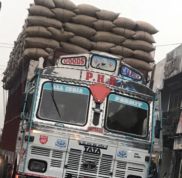 ਮਨਾਹੀ ਦੇ ਬਾਵਜੂਦ ਸੜਕਾਂ ''ਤੇ ਸ਼ਰੇਆਮ ਦੌੜਦੇ ਨੇ ਓਵਰਲੋਡ ਵਾਹਨ