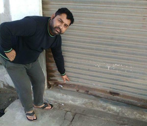 thieves try to steal and lock the lobby of 2 shops