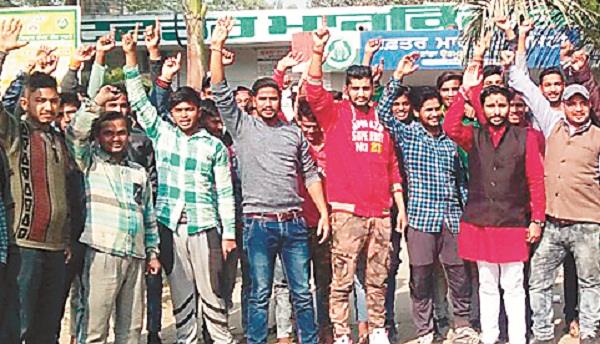 vegetable buyers sloganeering against the government