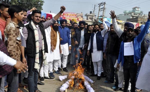 youth akali dal protests by blowing effigy of khaira