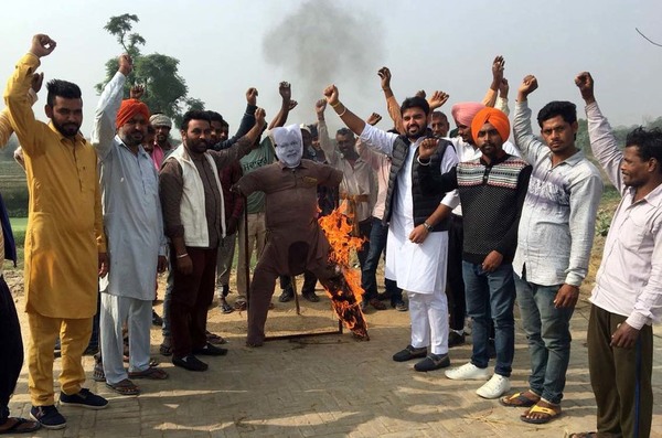 ਨੋਟਬੰਦੀ ਵਿਰੁੱਧ ਯੂਥ ਕਾਂਗਰਸ ਨੇ ਫੂਕਿਆ ਕੇਂਦਰ ਸਰਕਾਰ ਦਾ ਪੁਤਲਾ