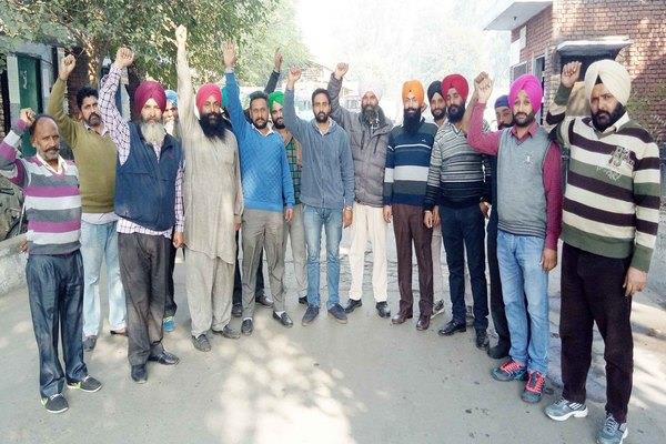 roadways employees raided the gate and made slogans against the government