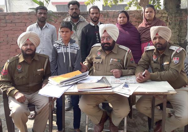 police handed the missing child to the family members