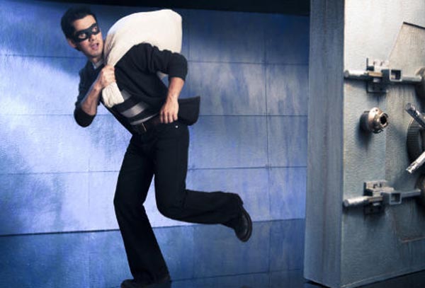 ਚੋਰਾਂ ਵੱਲੋਂ ਘਰ ''ਚੋਂ ਗਹਿਣੇ ਤੇ ਕੀਮਤੀ ਸਾਮਾਨ ਚੋਰੀ