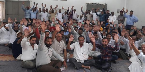 a complete strike and sloganeering by the aratiyas  rice millers and traders