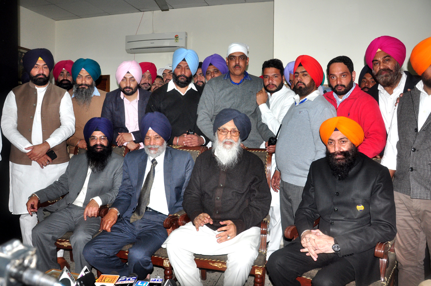ਕੈਪਟਨ ਅਮਰਿੰਦਰ ਰਾਜਿਆਂ ਦੀ ਤਰ੍ਹਾਂ ਮੌਜ-ਮਸਤੀ ''ਚ ਬਿਜ਼ੀ : ਬਾਦਲ