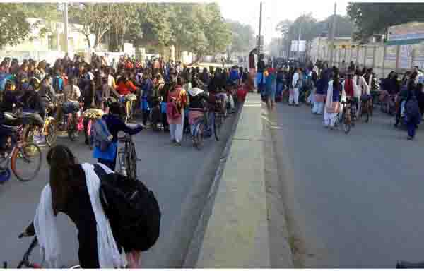 ਵਿਦਿਆਰਥਣਾਂ ਤੇ ਮਾਪਿਆਂ ਕੀਤਾ ਇਕ ਘੰਟਾ ਰੋਡ ਜਾਮ