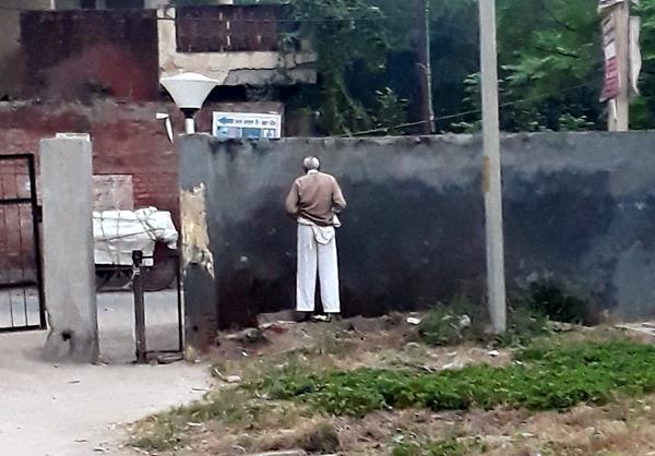 there is a shortage of public toilets in the cleaning campaign hinders