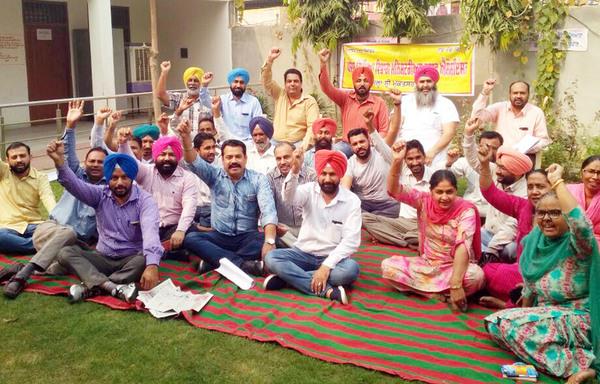 gate rally from ministry of employees