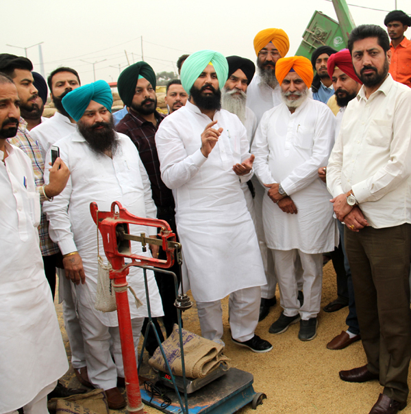ਬਾਰਦਾਨੇ ਦੀ ਆੜ ''ਚ ਸੂਬੇ ਦੇ ਕਿਸਾਨਾਂ ਨੂੰ ਲੱਗ ਰਿਹਾ 95 ਕਰੋੜ ਦਾ ਚੂਨਾ