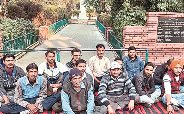 outsourced employees give dharna before municipal corporation