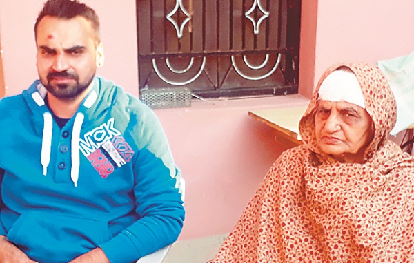 ਬੈਗ ਖੋਹਣ ਦੀ ਕੋਸ਼ਿਸ਼ ''ਚ ਮੋਟਰਸਾਈਕਲ ਤੋਂ ਡਿੱਗੇ ਲੁਟੇਰੇ, ਜ਼ਖਮੀ