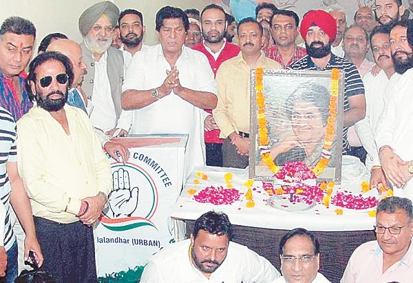 politics on the martyrdom of ruling bjp gandhi family at center  avtar henry