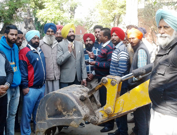 ਮੁਹੱਲੇ ''ਚ ਕੂੜੇ ਦਾ ਡੰਪ ਪੁੱਟਣ ''ਤੇ ਹੰਗਾਮਾ