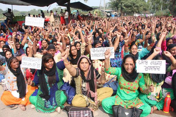 aanganwari employees protest against education secretary