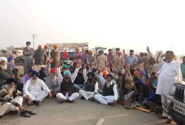 dharna has demanded to set up lights in chowk