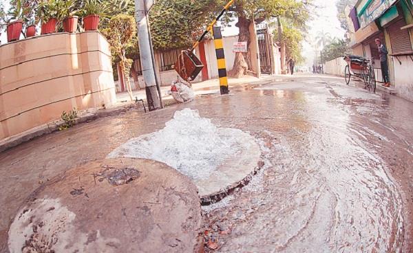 people grieve with sewerage jam in front of patel hospital