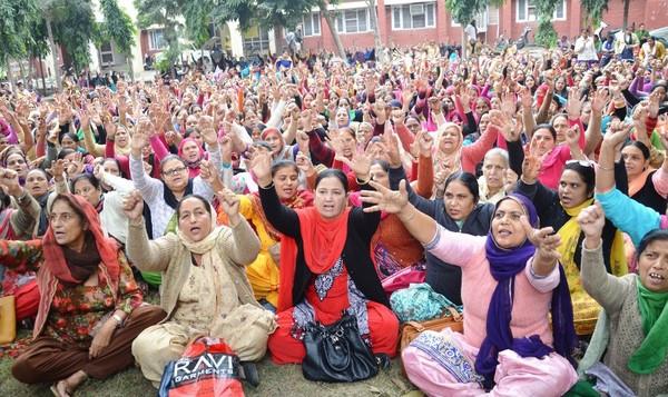 aanganwari workers have been arrested in police station