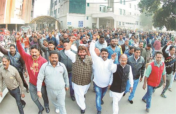 employees of bharachiya municipal corporation on missing the salary