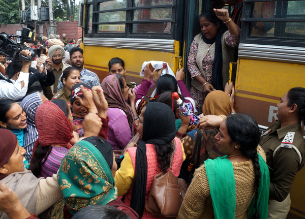 ਰੋਜ਼ਗਾਰ ਬਚਾਉਣ ਲਈ ਜੇਲਾਂ ਭਰਨ ਲੱਗੀਆਂ ਆਂਗਣਵਾੜੀ ਵਰਕਰਾਂ  ਤੇ ਹੈਲਪਰਾਂ